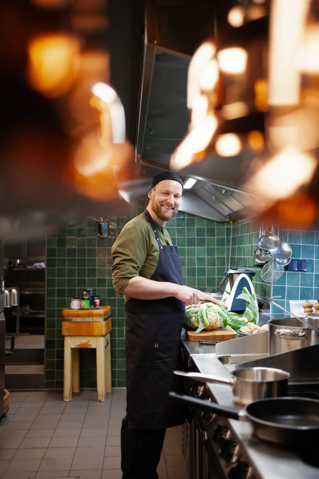 Koch bei der Zubereitung von Blumenkohl in einer Restaurantküche