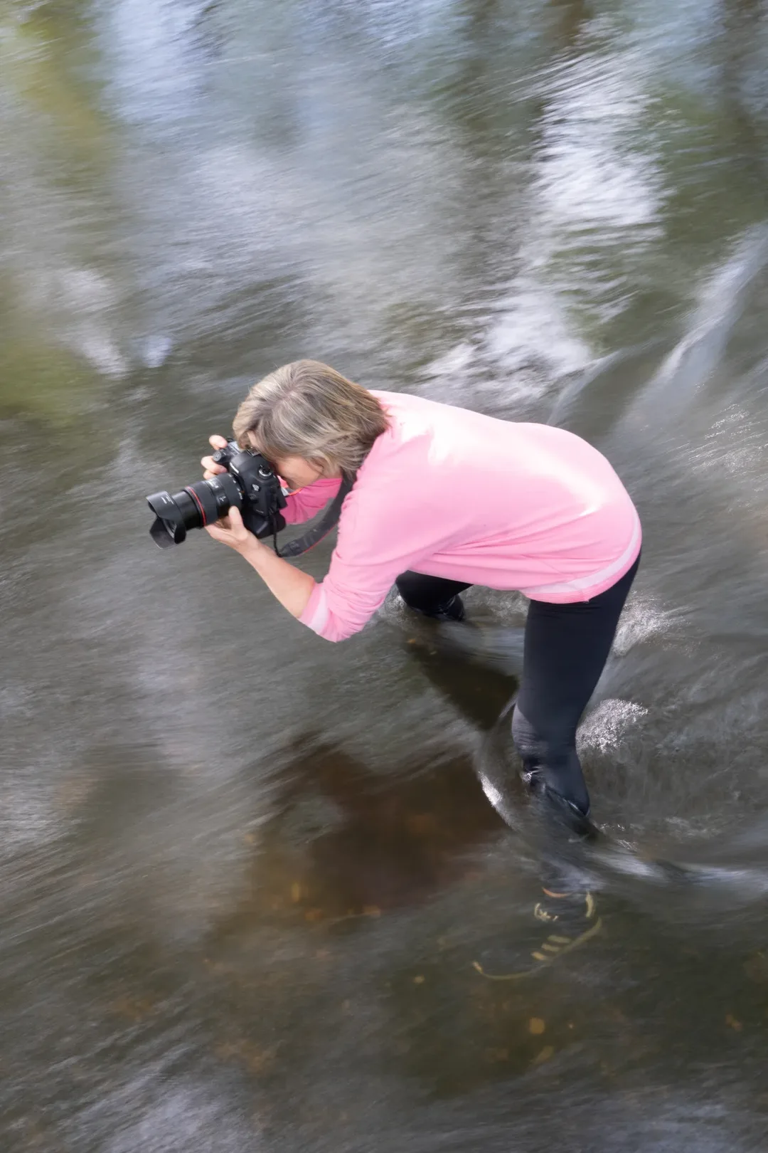 Andrea Kumm fotografiert draußen mit ihrer Kamera